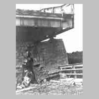 106-0026 Ein im 1. Weltkrieg 1914 gesprengter Brueckenpfeiler der Taplacker Pregelbruecke.jpg